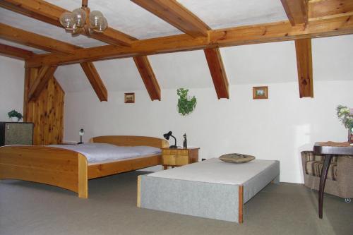 um quarto com 2 camas e um tecto de madeira em Edy Dum em Svoboda nad Úpou