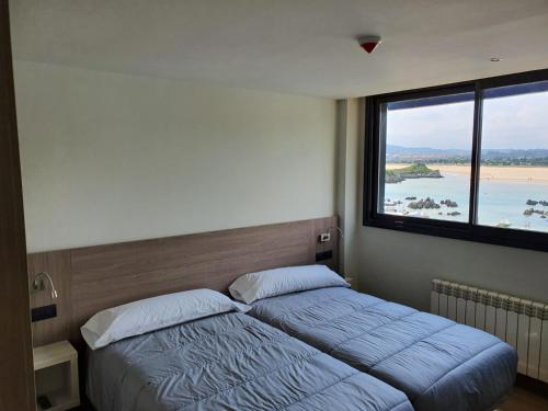 Ένα ή περισσότερα κρεβάτια σε δωμάτιο στο Apartamentos Playa De Los Barcos