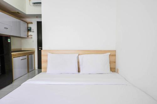 Postel nebo postele na pokoji v ubytování Homey Studio at Casa De Parco Apartment By Travelio