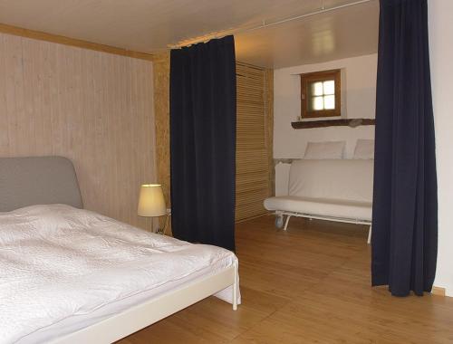 1 dormitorio con 1 cama y 1 sofá en una habitación en leKarl, en Queyrières