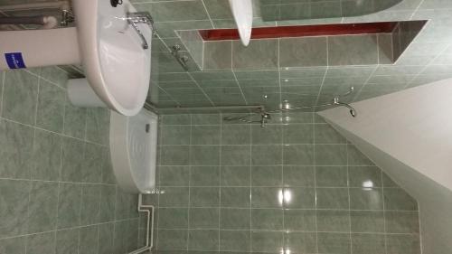 a bathroom with a toilet and a sink at Pensiunea Simona in Perişor