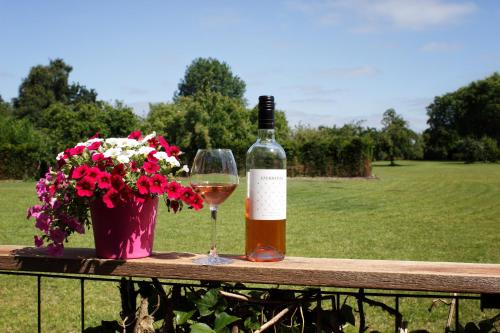 a bottle of wine and a glass on a table at Hotel Mijdrecht Marickenland in Mijdrecht