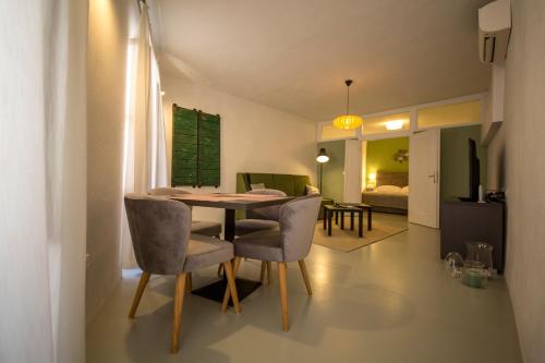 - une salle à manger et un salon avec une table et des chaises dans l'établissement Apartment Adriatico Eterno 1, à Rovinj