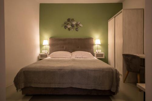 - une chambre avec un grand lit et deux lampes dans l'établissement Apartment Adriatico Eterno 1, à Rovinj