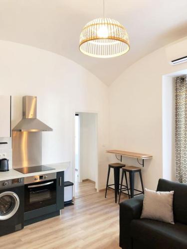 un salon avec un canapé et une table dans l'établissement T2 COSY EN PLEIN CENTRE HISTORIQUE D'AJACCIO, à Ajaccio