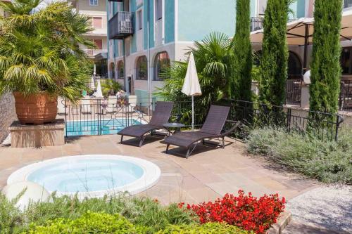 Bazén v ubytování Hotel Leon d'Oro nebo v jeho okolí