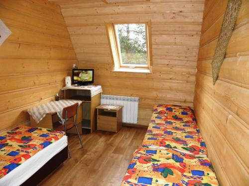 Ένα ή περισσότερα κρεβάτια σε δωμάτιο στο Kompleks Wypoczynkowy Harnaś II