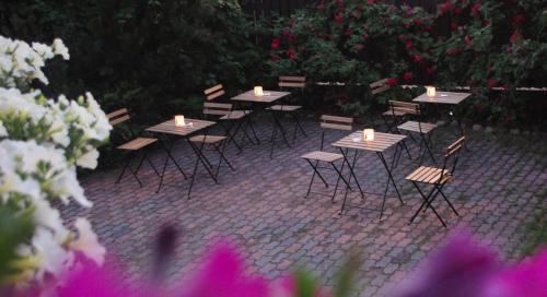 un grupo de mesas y sillas con velas en Villand Hotel with Free Private Parking and Self Check In en Riga