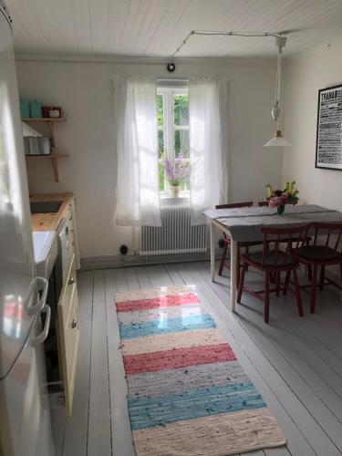 uma cozinha com uma mesa e uma sala de jantar em Jonstorps brygghus em Falköping