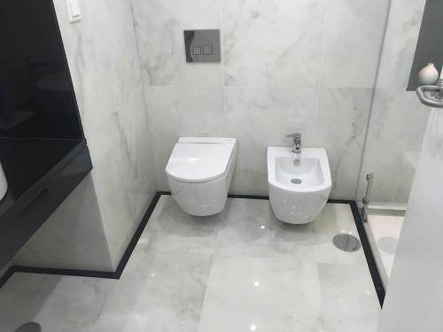 a bathroom with a toilet and a bidet at CASA DO CABIDO - Elegance in simple traits in Évora