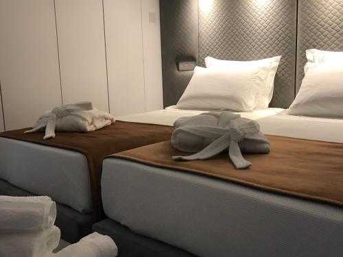 2 Kissen auf einem Bett in einem Zimmer in der Unterkunft CASA DO CABIDO - Elegance in simple traits in Évora