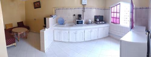 a room with a kitchen with a sink and a window at Dar Pikhasa in Saidia 