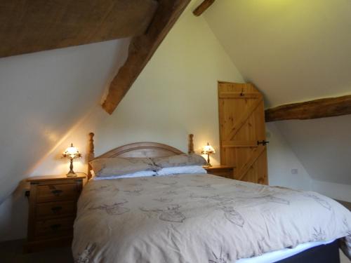 Un pat sau paturi într-o cameră la Yew Tree Barn