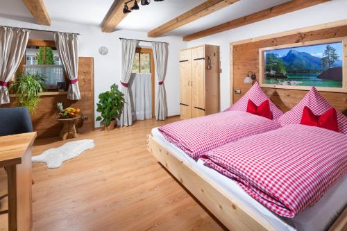 Säng eller sängar i ett rum på Vorderponholz Ferienwohnungen