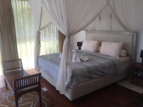 Ein Bett oder Betten in einem Zimmer der Unterkunft 4 bdr beachfront villa Pantai