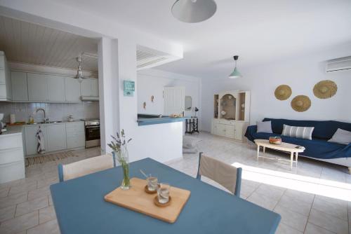 Η κουζίνα ή μικρή κουζίνα στο Aquarella-stylish veranda apartment in centre of Poros town