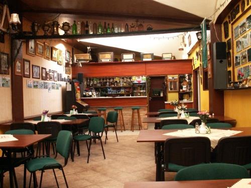 グダニスクにあるDom Sportowca Rokoのテーブルと椅子のあるレストラン、バー