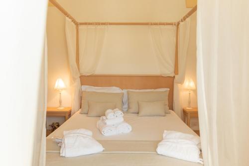 a bedroom with a bed with towels on it at Relais Masseria Villa Cenci in Cisternino