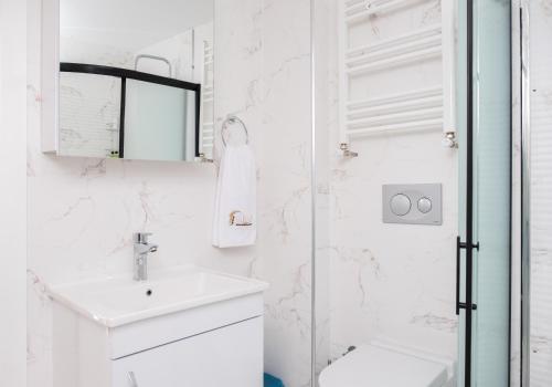 A bathroom at Araz Suit
