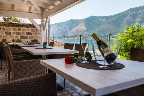 een tafel met een fles wijn en glazen erop bij Hotel Sara in Kotor