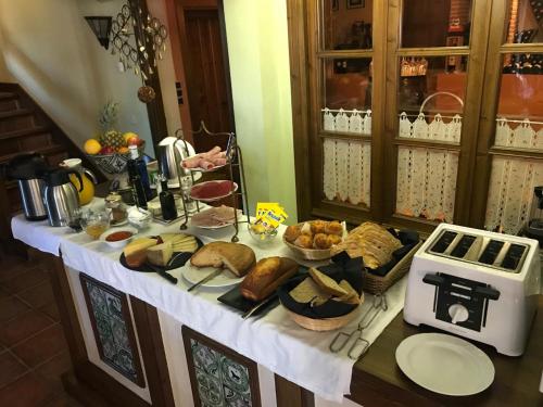 une table avec du pain et d'autres aliments dessus dans l'établissement HR El Castejon De Luzaga, à Luzaga