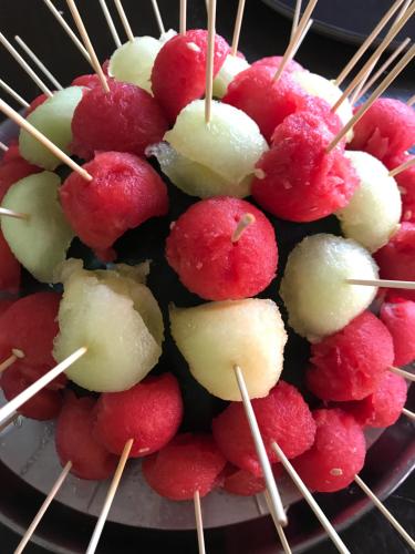 un bouquet de framboises et de guimauves sur un bâtonnet dans l'établissement HR El Castejon De Luzaga, à Luzaga