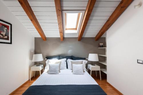 サレルノにあるStarhost - CASA MASU'のベッドルーム1室(白いシーツ付きのベッド1台、窓付)