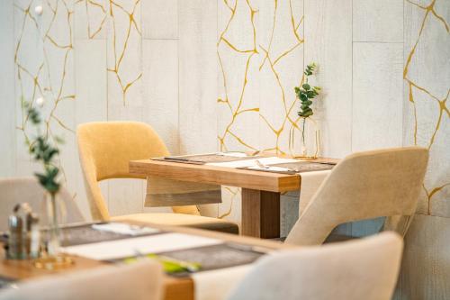 a table and chairs in a restaurant with a table and chairsktop at Hotel Manor in Mamaia Nord