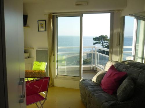 d'un salon avec un canapé et un balcon. dans l'établissement Studio avec balcon sur plage Pereire Pleine vue mer, à Arcachon