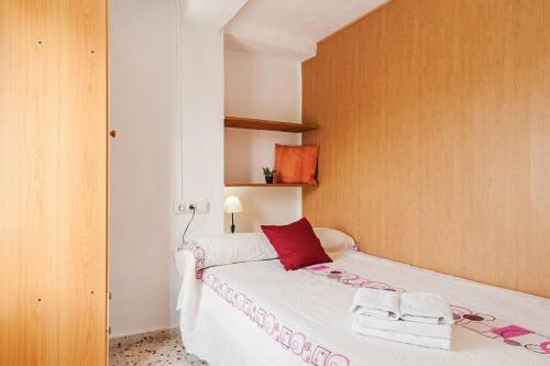 - une chambre avec un lit blanc et un oreiller rouge dans l'établissement Casa Miramundo, à Vejer de la Frontera