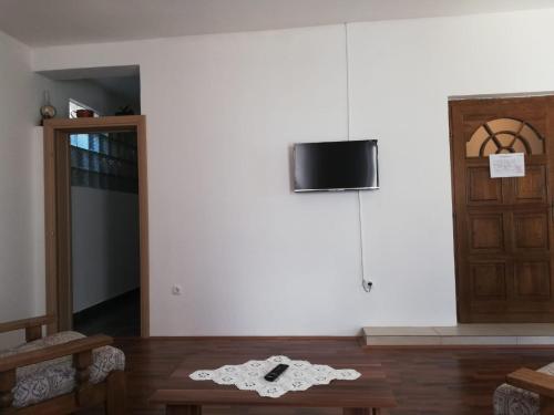 TV a/nebo společenská místnost v ubytování Apartments Alexa