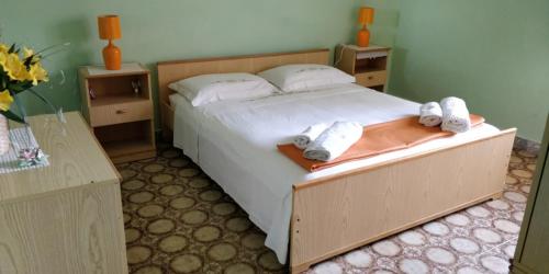 ein Schlafzimmer mit einem Bett mit Handtüchern darauf in der Unterkunft Villa Lina in Castel Volturno