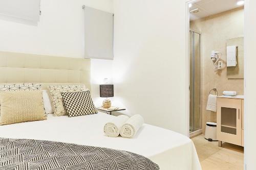 Postel nebo postele na pokoji v ubytování LEEWAYS LOFT IV in GRAN VÍA