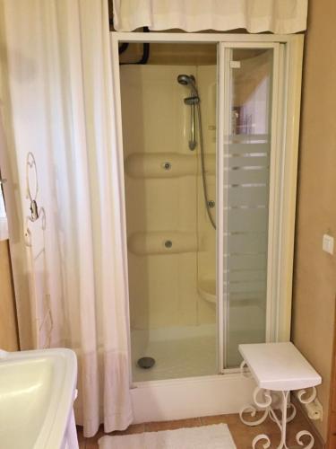 ein Bad mit einer Dusche und einem Waschbecken in der Unterkunft gite LESIMON in Cotignac