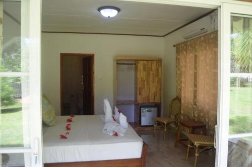a room with a bed with bunny figurines on it at Chalet Bamboo Vert in La Digue