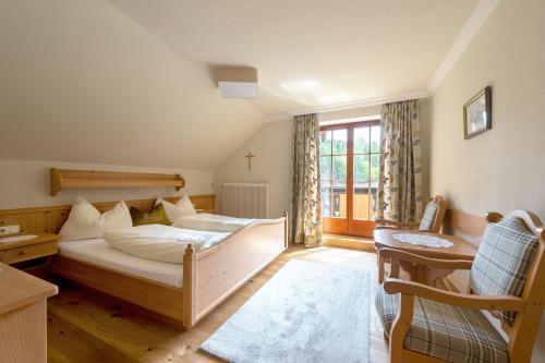 Postel nebo postele na pokoji v ubytování Landhotel Hochlackenhof