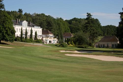 a view of a golf course with a house at Domaine et Golf de Vaugouard - La Maison Younan in Fontenay-sur-Loing