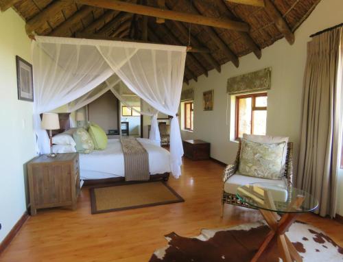 Un pat sau paturi într-o cameră la Woodbury Lodge – Amakhala Game Reserve
