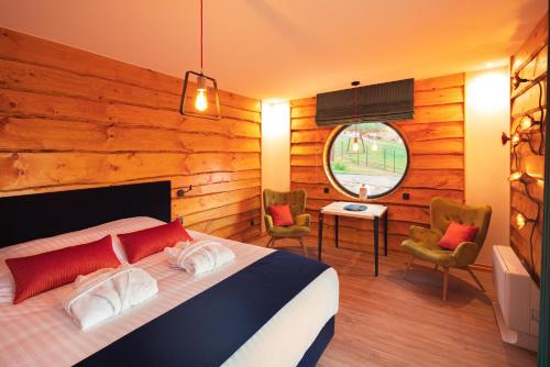Ein Bett oder Betten in einem Zimmer der Unterkunft Le Hameau Des Sens