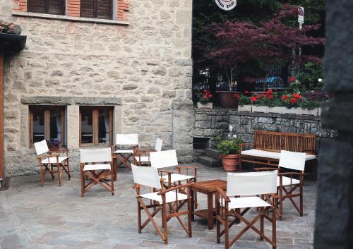 Um restaurante ou outro lugar para comer em Hotel Tirolo