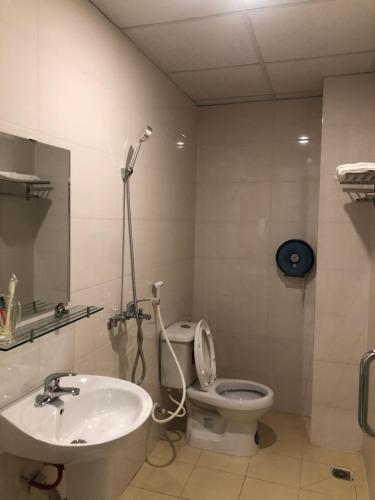 河內的住宿－Nàng Hương Motel，一间带卫生间和水槽的浴室
