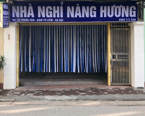 a building with a door with a nma right ning hugging at Nàng Hương Motel in Hanoi