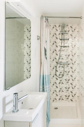 une salle de bain blanche avec un lavabo et une douche dans l'établissement Adorable apartment in Nice downtown, à Nice