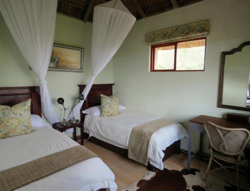 Postel nebo postele na pokoji v ubytování Woodbury Lodge – Amakhala Game Reserve