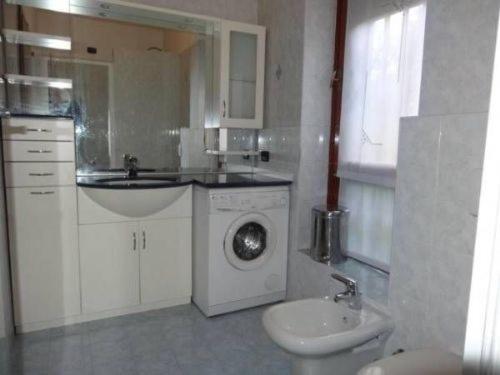 eine Küche mit einer Waschmaschine und einem Waschbecken in der Unterkunft Residenza Parco in Segrate