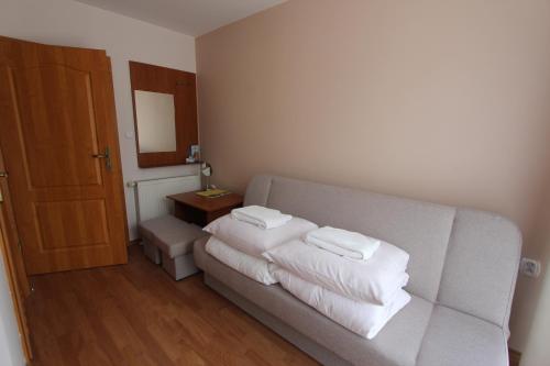 uma sala de estar com um sofá com duas toalhas em Gucio Domek Gościnny em Rewal
