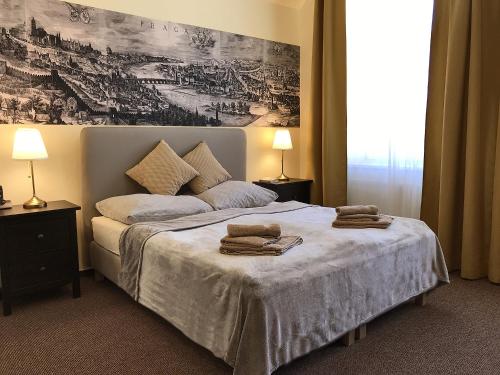 um quarto com uma cama com toalhas em Light Rooms Prague em Praga