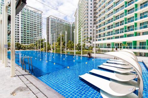 Bazén v ubytování Sabrina'sCrib Apartment 2BR by Azure Residences Near Manila International Airport nebo v jeho okolí