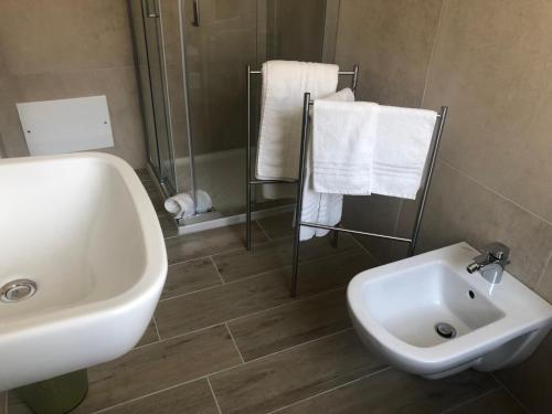 een badkamer met een wastafel, een bad en een toilet bij Sole&Luna - Rooms in Eraclea