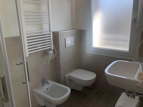 a small bathroom with a toilet and a sink at Sole&Luna - Rooms in Eraclea